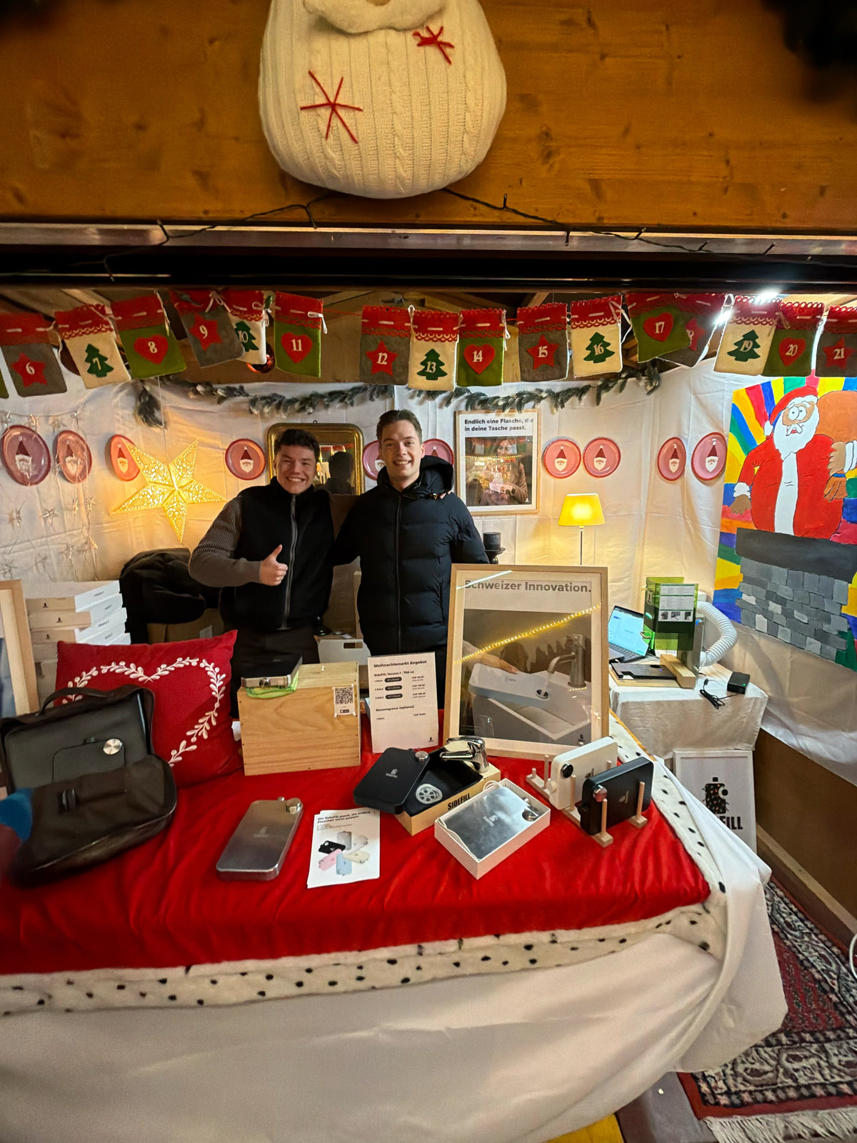 SideFill-Stand am Basler Weihnachtsmarkt 2025 mit zwei Personen hinter dem Verkaufstisch